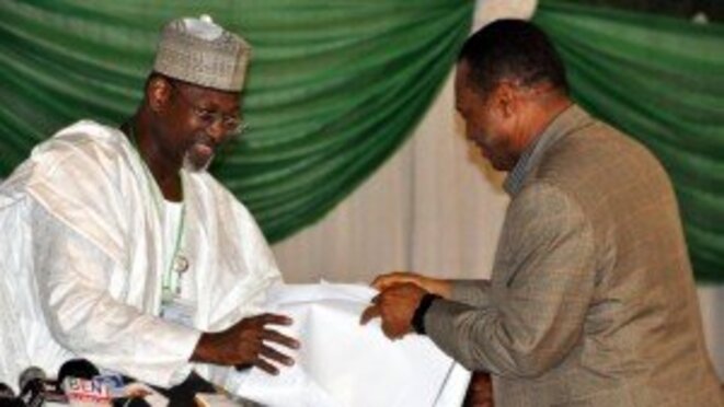 Le président de la Commission électorale nationale indépendante Attahiru Jega (G) lors de la collecte des résultats, le 30 mars à Abuja © rfi.fr Le président de la Commission électorale nationale indépendante Attahiru Jega (G) lors de la collecte des résultats, le 30 mars à Abuja © rfi.fr