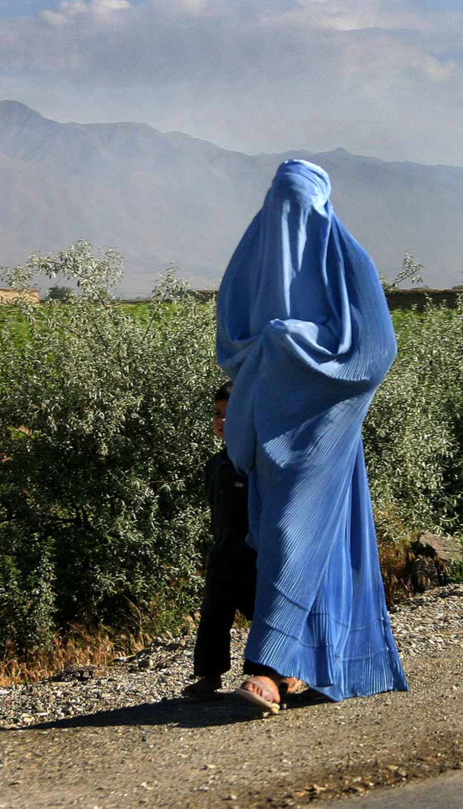 Figure 2. Une femme porte une burqa (nord de l’Afghanistan, 2005) Figure 2. Une femme porte une burqa (nord de l’Afghanistan, 2005)