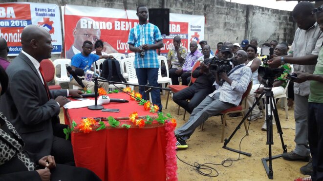 Bruno Ben MOUBAMBA a organisé un point de presse à son quartier général au stade de la nation. Bruno Ben MOUBAMBA a organisé un point de presse à son quartier général au stade de la nation.