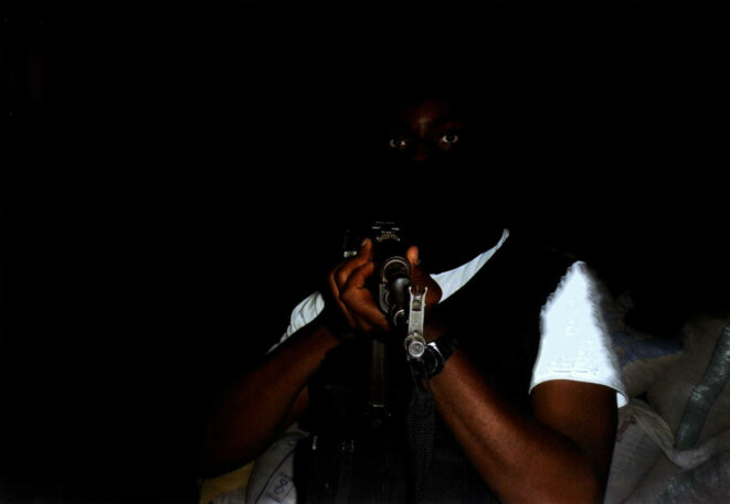 Le djihadiste qui se fait appeler Abou Ismaël en train de manipuler une kalachnikov. Photo récupérée dans son téléphone à son retour de Syrie © DR Le djihadiste qui se fait appeler Abou Ismaël en train de manipuler une kalachnikov. Photo récupérée dans son téléphone à son retour de Syrie © DR