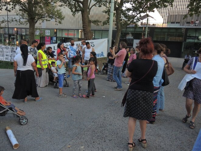 Les familles Roms et leurs soutiens informent les montreuillois sur la situation © Gilles Walusinski Les familles Roms et leurs soutiens informent les montreuillois sur la situation © Gilles Walusinski