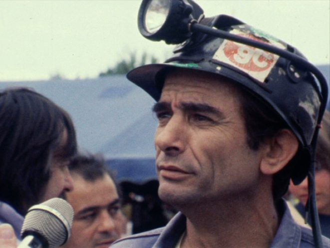 Un mineur du Gard interrogé dans les allées de la fête 1981. Coll. Ciné-Archives Un mineur du Gard interrogé dans les allées de la fête 1981. Coll. Ciné-Archives