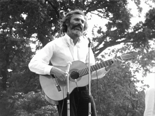 Georges Moustaki, fête 1969. Coll. Ciné-Archives Georges Moustaki, fête 1969. Coll. Ciné-Archives
