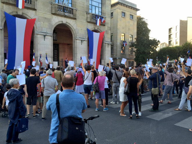 Discours de Patrice Bessac pour l'anniversaire de la libération de Montreuil, 3 septembre 2016. Les familles Roms expulsées et leurs sympathisants brandissent un tract. © Gilles Walusinski Discours de Patrice Bessac pour l'anniversaire de la libération de Montreuil, 3 septembre 2016. Les familles Roms expulsées et leurs sympathisants brandissent un tract. © Gilles Walusinski
