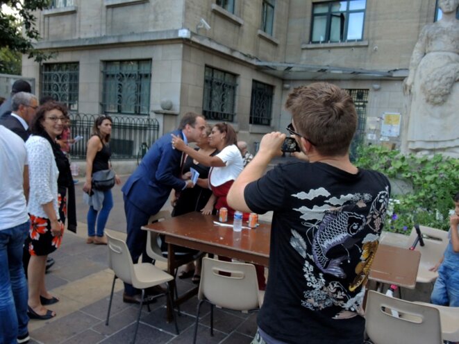 Montreuil, fête de la Libération le 3 septembre 2016. Le maire Patrice Bessac à la rencontre des habitants. © Gilles Walusinski Montreuil, fête de la Libération le 3 septembre 2016. Le maire Patrice Bessac à la rencontre des habitants. © Gilles Walusinski