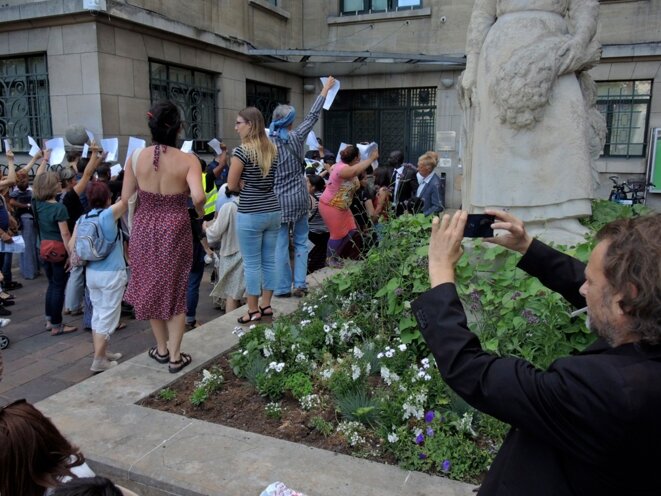 Montreuil, fête de la Libération le 3 septembre 2016. Les familles Roms expulsées et leurs soutiens manifestent leur exaspération devant le porte close de la mairie. © Gilles Walusinski Montreuil, fête de la Libération le 3 septembre 2016. Les familles Roms expulsées et leurs soutiens manifestent leur exaspération devant le porte close de la mairie. © Gilles Walusinski
