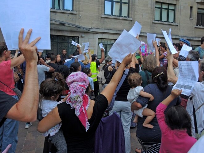Montreuil, fête de la Libération le 3 septembre 2016. Les familles Roms expulsées et leurs soutiens manifestent leur exaspération devant la porte close de la mairie. © Gilles Walusinski Montreuil, fête de la Libération le 3 septembre 2016. Les familles Roms expulsées et leurs soutiens manifestent leur exaspération devant la porte close de la mairie. © Gilles Walusinski