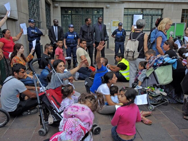 Montreuil, fête de la Libération le 3 septembre 2016. Les familles Roms expulsées et leurs soutiens manifestent leur exaspération devant la porte close de la mairie. © Gilles Walusinski Montreuil, fête de la Libération le 3 septembre 2016. Les familles Roms expulsées et leurs soutiens manifestent leur exaspération devant la porte close de la mairie. © Gilles Walusinski