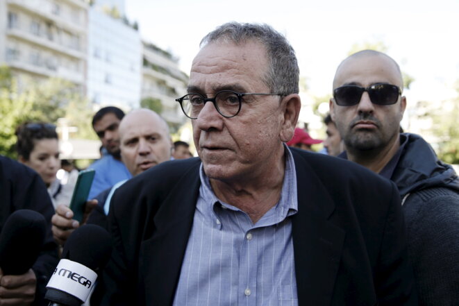 Yannis Mouzalas lors d'une visite auprès des migrants de la place Viktoria à Athènes, en octobre 2015. © Reuters Yannis Mouzalas lors d'une visite auprès des migrants de la place Viktoria à Athènes, en octobre 2015. © Reuters