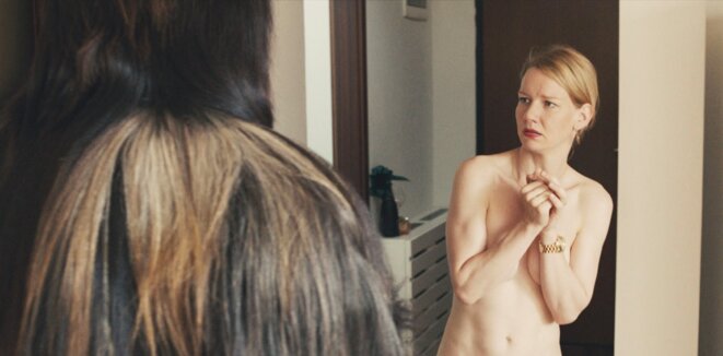 Ines (Sandra Hüller) et le kukeri, dans " Toni Erdmann " Ines (Sandra Hüller) et le kukeri, dans " Toni Erdmann "