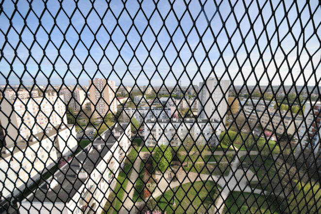 Vue du quartier : la prison omniprésente