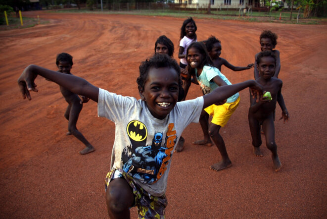 Enfants aborigènes à Ramingining, au nord de la Terre d'Arnhem, dans le Territoire du Nord, en Australie © Reuters/David Gray Enfants aborigènes à Ramingining, au nord de la Terre d'Arnhem, dans le Territoire du Nord, en Australie © Reuters/David Gray