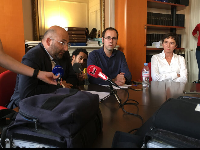 De gauche à droite : Me Slim Ben Achour, Guillaume Vadot et Johanna Siméant, sa directrice de thèse © CG