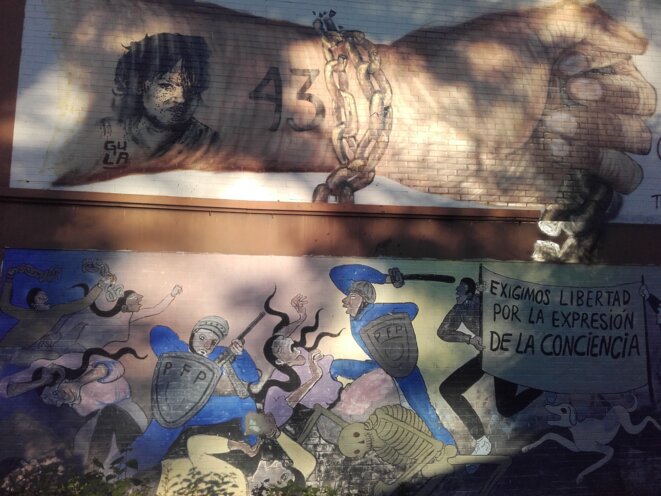 Graffiti pour les 43 étudiants disparus, à l'école d'Ayotzinapa © Clément Detry Graffiti pour les 43 étudiants disparus, à l'école d'Ayotzinapa © Clément Detry