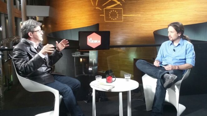 Jean-Luc Mélenchon interviewé par Pablo Iglesias pour l’émission “Otra vuelta de Tuerka” en février 2015. © commons.wikipedia.org