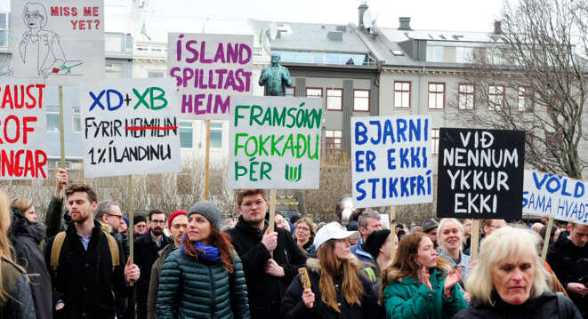 Manifestation pour la démission du premier ministre islandais le 5 avril 2016 à Reykjavik © Stigtryggur Johannsson / Reuters.