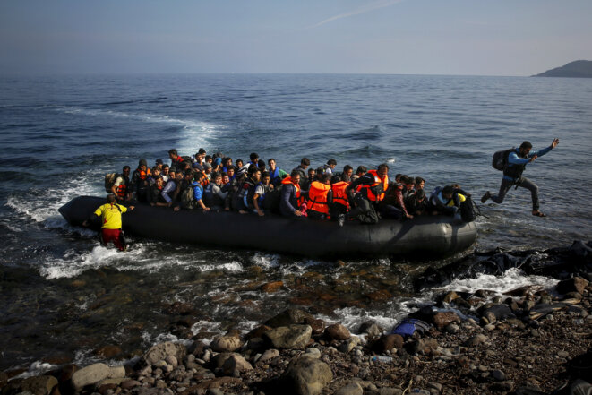 Un exilé afghan saute d'un bateau à son arrivée à Lesbos, en Grèce, le 19 octobre 2015. © Reuters Un exilé afghan saute d'un bateau à son arrivée à Lesbos, en Grèce, le 19 octobre 2015. © Reuters