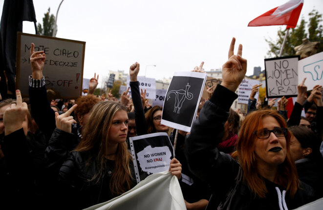 Manifestation contre l'interdiction de l'avortement, lundi 3 octobre, à Varsovie © Reuters