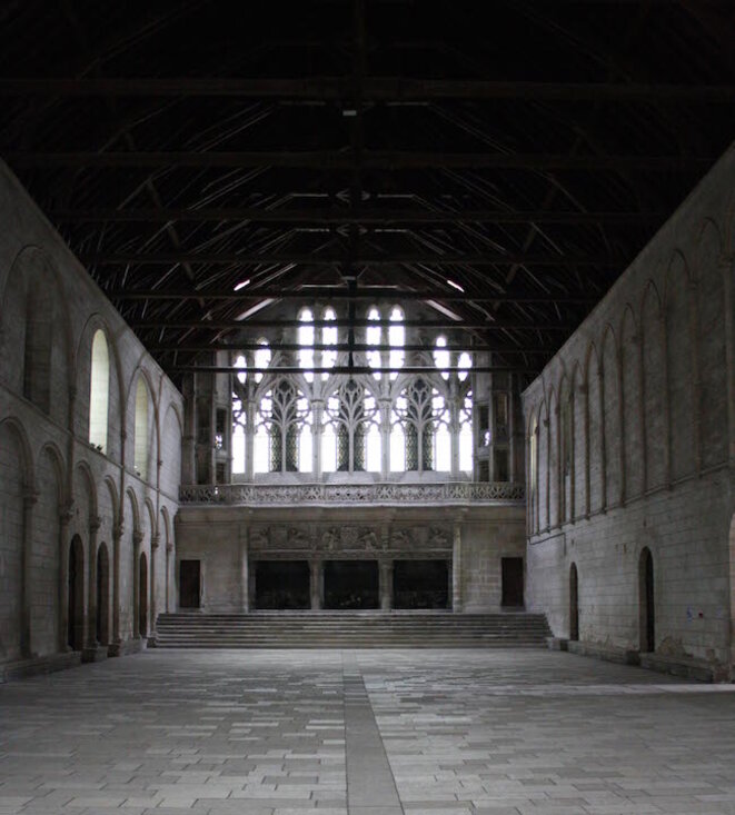 La salle des pas perdus du Palais de Justice de Poitiers La salle des pas perdus du Palais de Justice de Poitiers