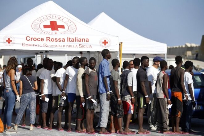 Selon le Ministère de l'Intérieur italien, les centres de rétention, ou d'accueil comme celui-ci, à Pozallo, hébergent à ce jour plus de 160 000 personnes © AFP Selon le Ministère de l'Intérieur italien, les centres de rétention, ou d'accueil comme celui-ci, à Pozallo, hébergent à ce jour plus de 160 000 personnes © AFP