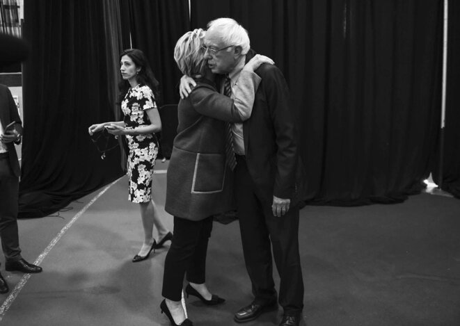 Hillary Clinton embrasse Bernie Sanders juste avant son premier débat contre Donald Trump. La jeune femme derrière est Huma Abedin. Hillary Clinton embrasse Bernie Sanders juste avant son premier débat contre Donald Trump. La jeune femme derrière est Huma Abedin.