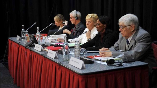 Les cinq juges du tribunal Monsanto, avec la Belge Françoise Tulkens au milieu. © TM / G. De Crop. Les cinq juges du tribunal Monsanto, avec la Belge Françoise Tulkens au milieu. © TM / G. De Crop.