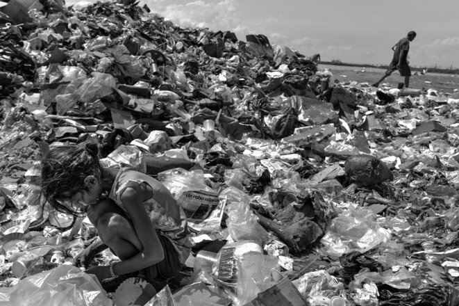 Cette petite fille fouille dans un dépotoir de Maracaibo pour trouver de la nourriture © Alessandro Falco/Al JAzeera Cette petite fille fouille dans un dépotoir de Maracaibo pour trouver de la nourriture © Alessandro Falco/Al JAzeera