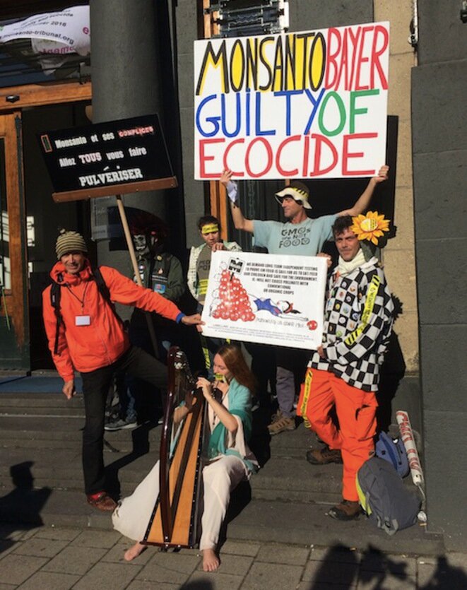 A la entrada del tribunal el domingo: « Monsanto - Bayer, culpables de ecocidio ». © LL A la entrada del tribunal el domingo: « Monsanto - Bayer, culpables de ecocidio ». © LL