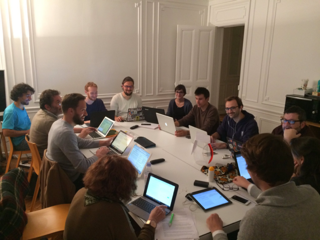 Les rapporteurs citoyens au travail lors de la Crowdsourcing Party – 17/10 Les rapporteurs citoyens au travail lors de la Crowdsourcing Party – 17/10