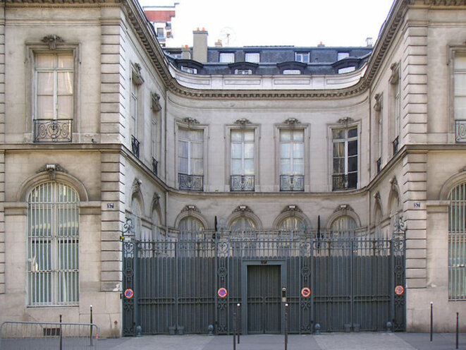 Installé 57, rue de la Boétie, à Paris, l'Institut Wildenstein, "centre de recherche en histoire de l'art" a été fondé en 1970 par Daniel Wildenstein. En janvier 2011, les policiers de l'Office central pour la lutte contre le trafic de biens cultuels y ont découvert, dans la salle des coffres, une trentaine d'œuvres déclarées disparues ou volées. Installé 57, rue de la Boétie, à Paris, l'Institut Wildenstein, "centre de recherche en histoire de l'art" a été fondé en 1970 par Daniel Wildenstein. En janvier 2011, les policiers de l'Office central pour la lutte contre le trafic de biens cultuels y ont découvert, dans la salle des coffres, une trentaine d'œuvres déclarées disparues ou volées.