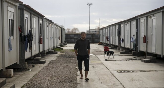 Des mobil-homes de fortunes, alignés en rang d'oignons composent le camp d'Eleonas © Alkis Konstantinidis Des mobil-homes de fortunes, alignés en rang d'oignons composent le camp d'Eleonas © Alkis Konstantinidis