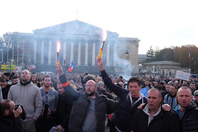 Manifestation non déclarée de policiers devant l'Assemblée nationale le 26 octobre 2016. © Loup Espargilière Manifestation non déclarée de policiers devant l'Assemblée nationale le 26 octobre 2016. © Loup Espargilière
