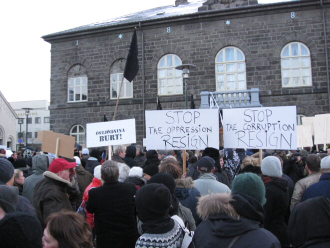 Manifestation de 2008 devant le Parlement islandais. La crise financière a profondément touchée le pays et transformé le paysage politique. Manifestation de 2008 devant le Parlement islandais. La crise financière a profondément touchée le pays et transformé le paysage politique.