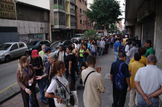 File d'attente pour acheter des baguettes à 100 bolivars © JBMOUTTET File d'attente pour acheter des baguettes à 100 bolivars © JBMOUTTET