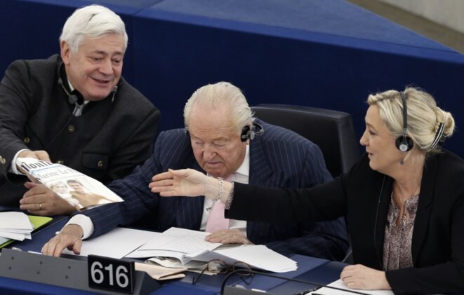 Bruno Gollnisch, Jean-Marie Le Pen et Marine Le Pen au parlement européen en décembre 2013, avant que le fondateur du FN ne soit exclu de son parti. © Reuters