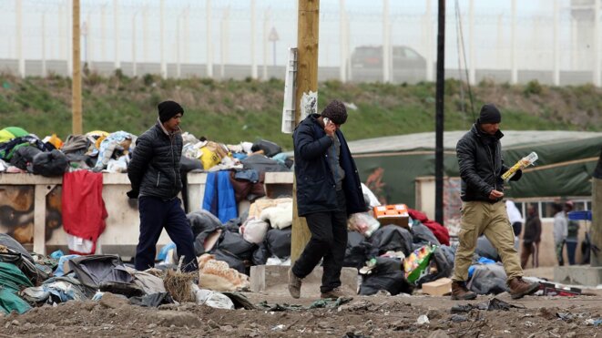 Des migrants téléphonent depuis la "jungle" de Calais (Nord-Pas-de-Calais), le 5 avril 2016. (MAXPPP) Des migrants téléphonent depuis la "jungle" de Calais (Nord-Pas-de-Calais), le 5 avril 2016. (MAXPPP)