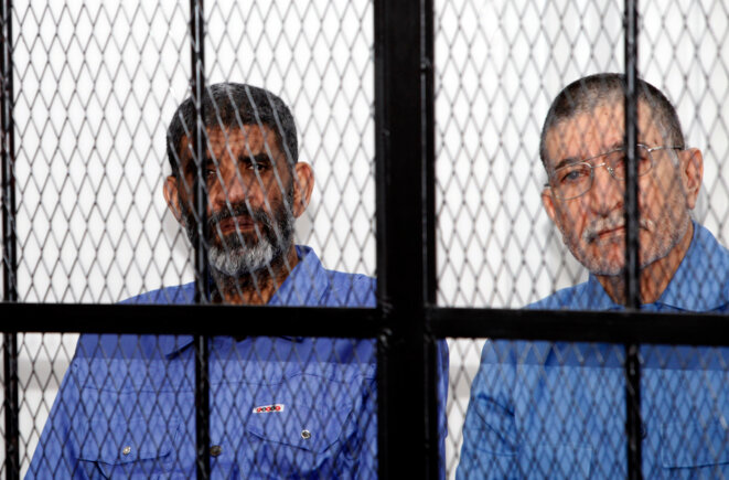 Abdallah Senoussi (à gauche), le 14 avril 2014, lors de son procès à Tripoli, en Libye. © Reuters