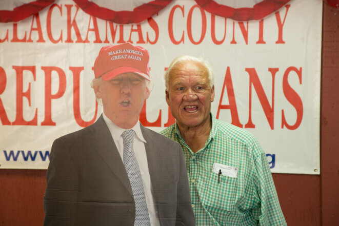Un stand Trump, avec une effigie du candidat, cet été, dans une foire de l'Oregon. « Pourquoi votez-vous pour Trump ? » « Parce qu’il n’est pas Hillary Clinton. » © Thomas Haley