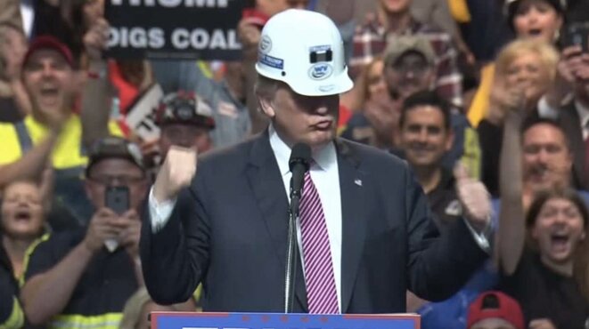 Donald Trump coiffé d'un casque de mineur, en meeting en Virginie, le 5 mai 2016 (Reuters) Donald Trump coiffé d'un casque de mineur, en meeting en Virginie, le 5 mai 2016 (Reuters)