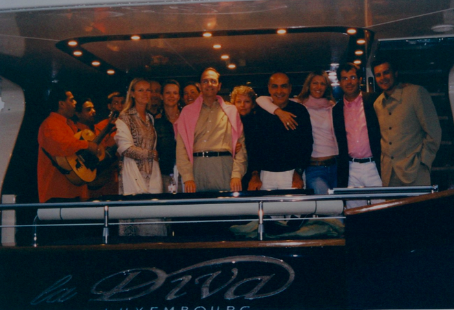 Pierre-Mathieu Duhamel (au centre) sur le yacht de Ziad Takieddine, en juillet 2002. © DR/Mediapart Pierre-Mathieu Duhamel (au centre) sur le yacht de Ziad Takieddine, en juillet 2002. © DR/Mediapart