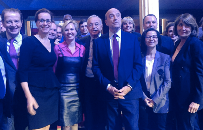 Alain Juppé entouré de plusieurs de ses soutiens politiques lors du deuxième débat de la primaire, le 3 novembre. © Twitter/@alainjuppe Alain Juppé entouré de plusieurs de ses soutiens politiques lors du deuxième débat de la primaire, le 3 novembre. © Twitter/@alainjuppe