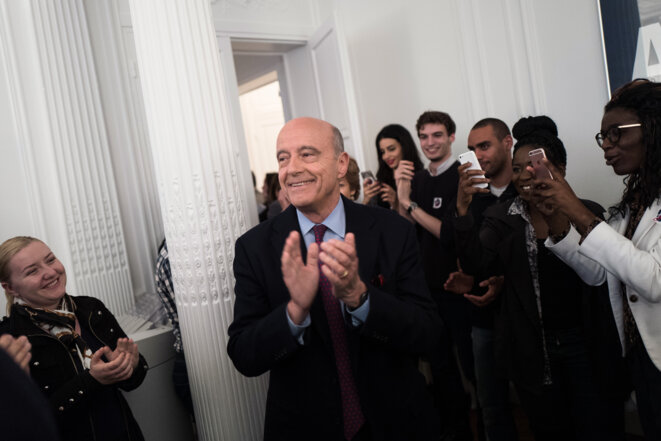 Alain Juppé avec certains membres des “Jeunes pour AJ”. © Édouard Élias/H&K Alain Juppé avec certains membres des “Jeunes pour AJ”. © Édouard Élias/H&K