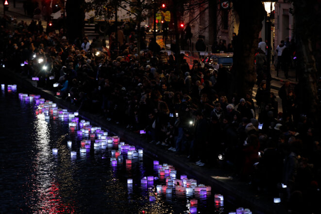Canal Saint-Martin (Paris), hommage aux victimes du 13-Novembre, un an après. © Reuters. Canal Saint-Martin (Paris), hommage aux victimes du 13-Novembre, un an après. © Reuters.