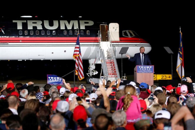Trump en meeting en Caroline du Nord, sur le tarmac de l'aéroport de Kinston, le 26 octobre 2016. © REUTERS. Trump en meeting en Caroline du Nord, sur le tarmac de l'aéroport de Kinston, le 26 octobre 2016. © REUTERS.