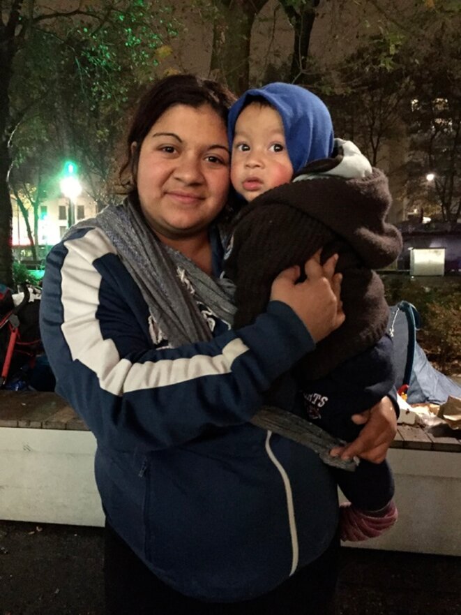 Léo-David et sa maman, Montreuil 15 novembre 2016 © Gilles Walusinski Léo-David et sa maman, Montreuil 15 novembre 2016 © Gilles Walusinski