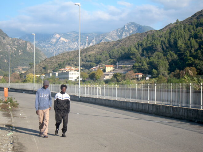 Lancey, 26 ans, et Amadou, 18 ans, deux jeunes Guinéens reviennent du camp de la Croix-Rouge à Vintimille, où ils n'ont pas trouvé de place. © LF Lancey, 26 ans, et Amadou, 18 ans, deux jeunes Guinéens reviennent du camp de la Croix-Rouge à Vintimille, où ils n'ont pas trouvé de place. © LF