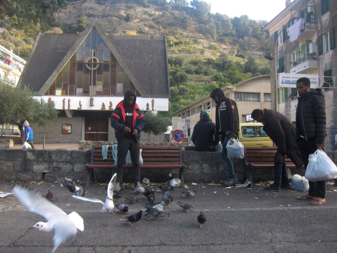 Cet été, avant l'ouverture du camp de la Croix-Rouge mi-juillet, l'église San Antonio à Vintimille a hébergé près d'un millier de migrants. © LF