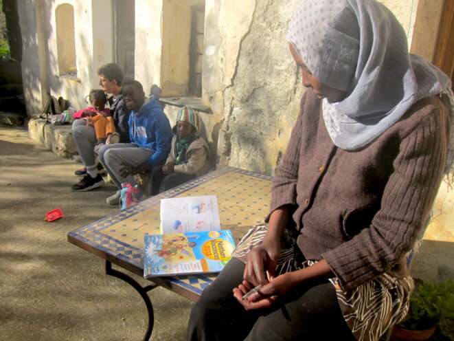 Hossna, une Soudanaise de 36 ans, est hébergée depuis deux mois avec son mari et ses quatre enfants dans une maison de la vallée. © LF