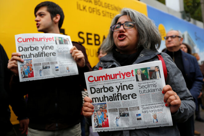 Manifestation, le 31 octobre 2016, à Istanbul, en faveur du journal “Cumhuriyet”. © Reuters Manifestation, le 31 octobre 2016, à Istanbul, en faveur du journal “Cumhuriyet”. © Reuters
