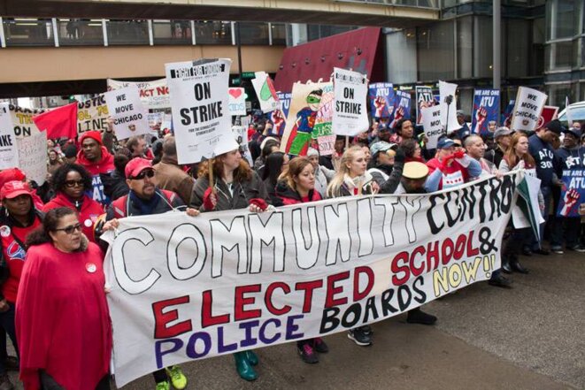 Les manifestants marchent en solidarité avec les professeurs, pour le salaire minimum et contre les violences policières, à Chicago (Illinois) © Jesus Montero (The Depaulia) Les manifestants marchent en solidarité avec les professeurs, pour le salaire minimum et contre les violences policières, à Chicago (Illinois) © Jesus Montero (The Depaulia)